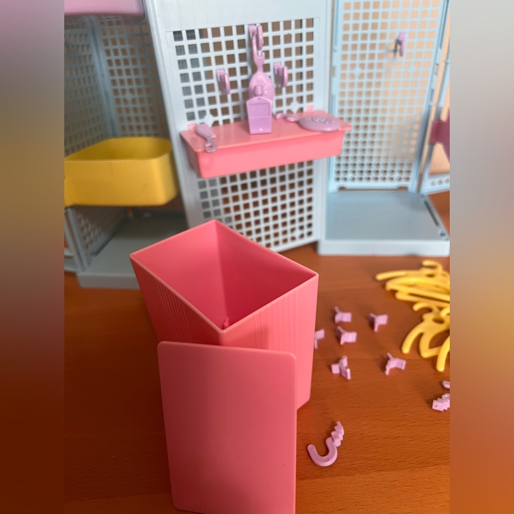 Barbie Skipper Closet Carrier - Picture 2 of 11
